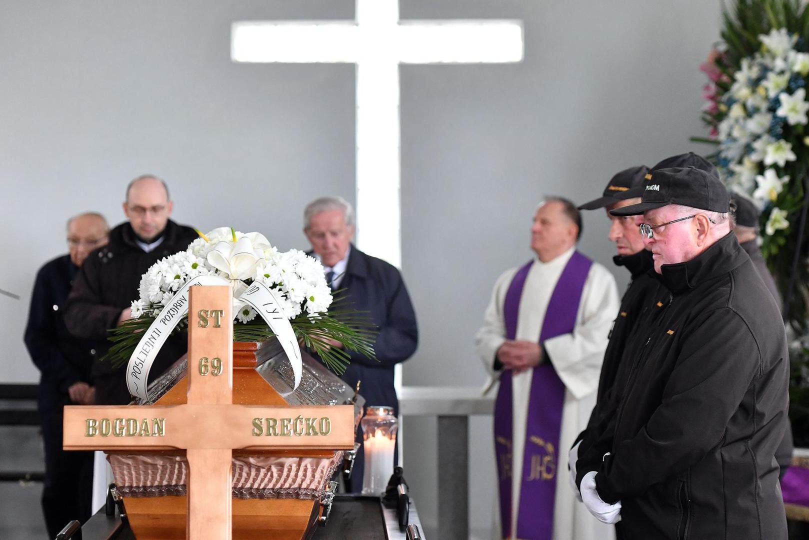 Legendrni Srećko Bogdan preminuo je 8. travnja u 70. godini života te ožalostio nogometnu javnost u Hrvatskoj. Legenda Dinama sa Željkom Velom je oduševljavala komentarima na SP-u 2006., a u Interu je trenirao Luku Modrića.