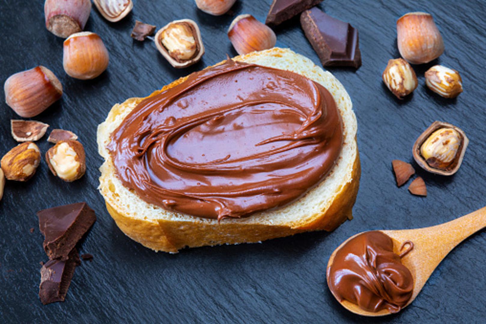 Proizvedena je prvi put za vrijeme Drugog svjetskog rata kada je talijanski slastičar Pietro Ferrero, u nedostatku čokolade, u namaz dodao lješnjake kako bi dobio na količini i uštedio na skupcjenim sirovinama. Tadašanja "Pasta Gianduja" preimenovana je u Nutellu 1946. 