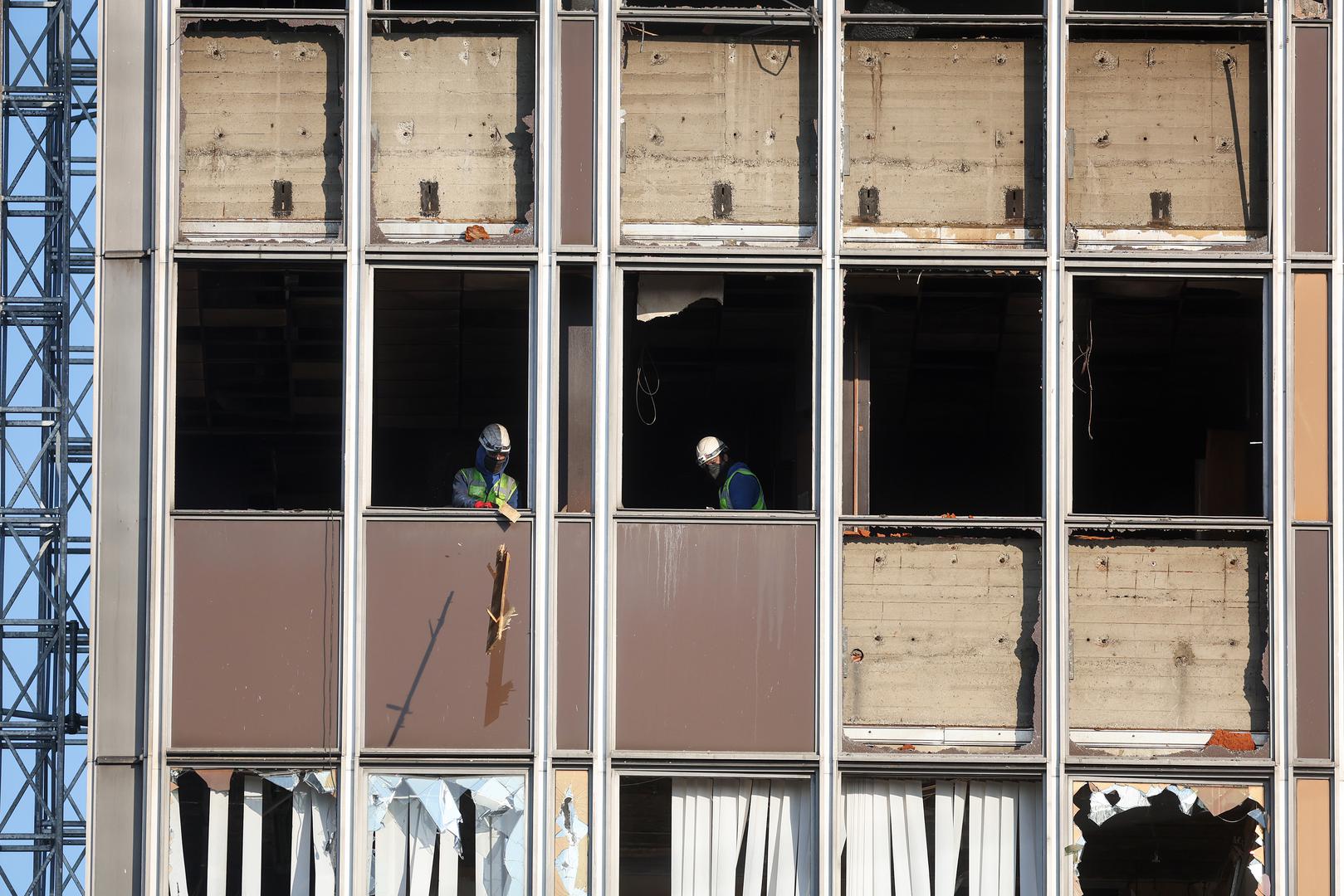 Statičari su, podsjetimo, nedugo nakon požara zgradu proglasili nesigurnom te odlučili da nitko ne bi smio u nju, pa su se neki Zagrepčani zabrinuli za sigurnost radnika koji, očito, rade u unutrašnjosti objekta. 