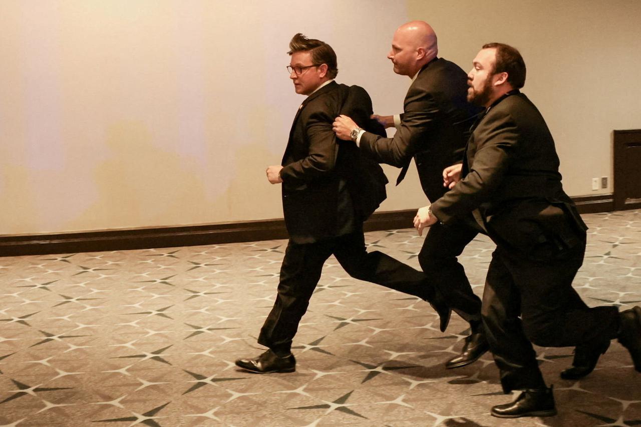 Drama u Washingtonu na svečanoj večeri: Evakuiran predsjednik Trump, gosti bježali