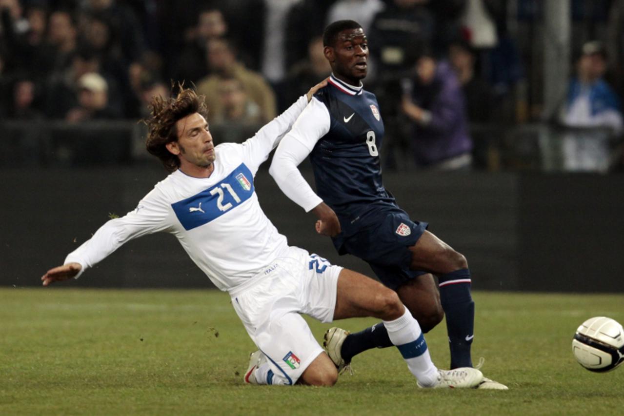 'Italy\'s Andrea Pirlo (L) challenges Maurice Edu of the U.S. during their international friendly soccer match at the Luigi Ferraris stadium in Genoa, February 29, 2012. REUTERS/Stefano Rellandini ( I