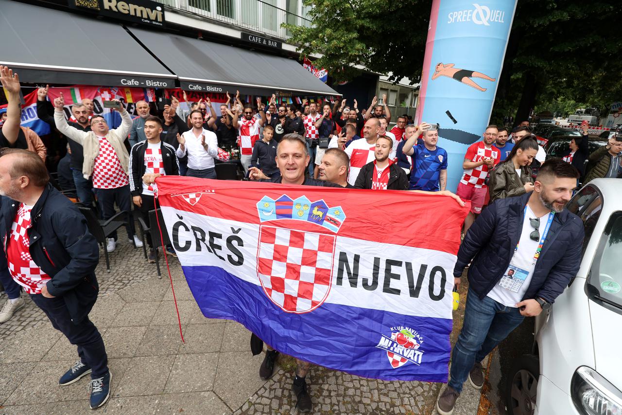 Berlin: Kristijan Detić iz Črešnjeva prošao pješice 1000 km i došao do Berlina