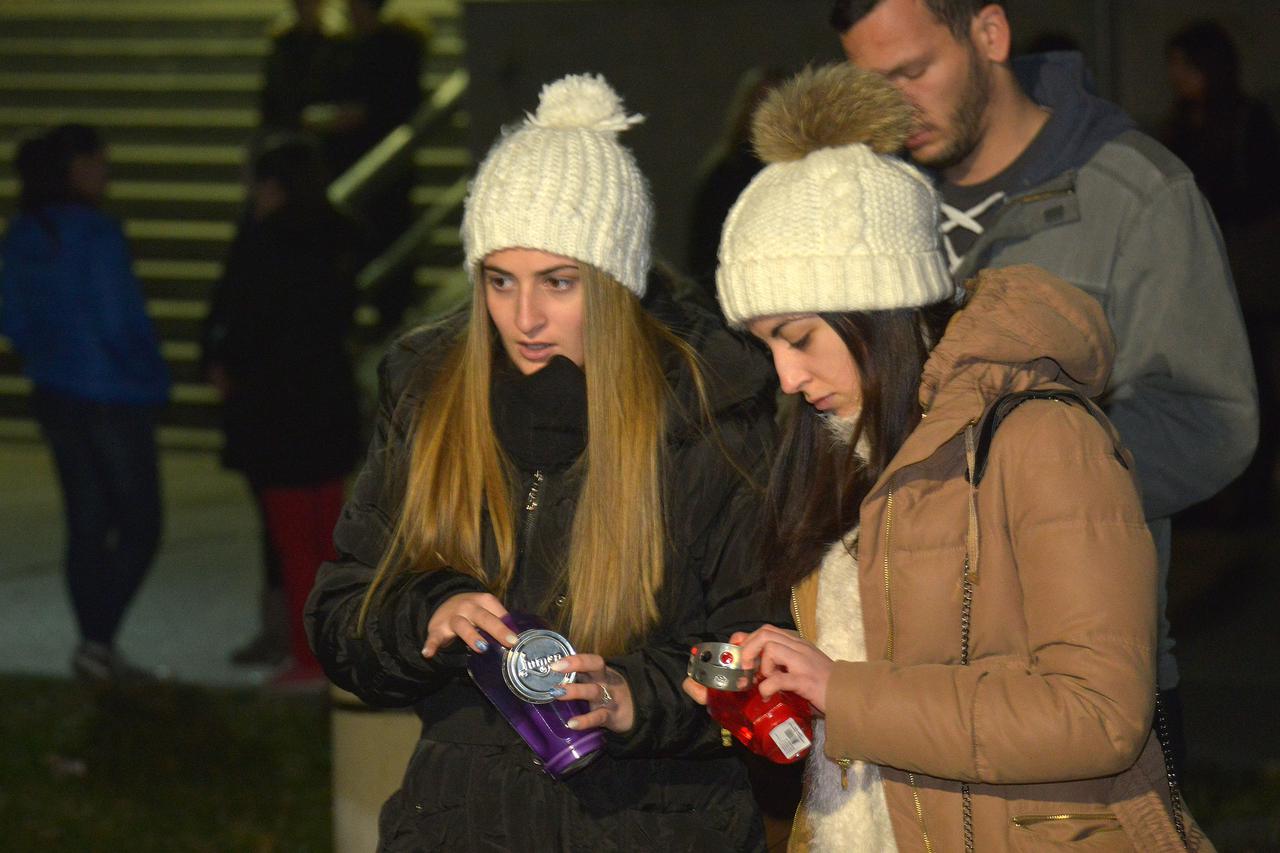 BiH,19.12.2015.Mostar ,kampus,  Paljenje svijeca za poginule studente, Photo:Stojan Lasic