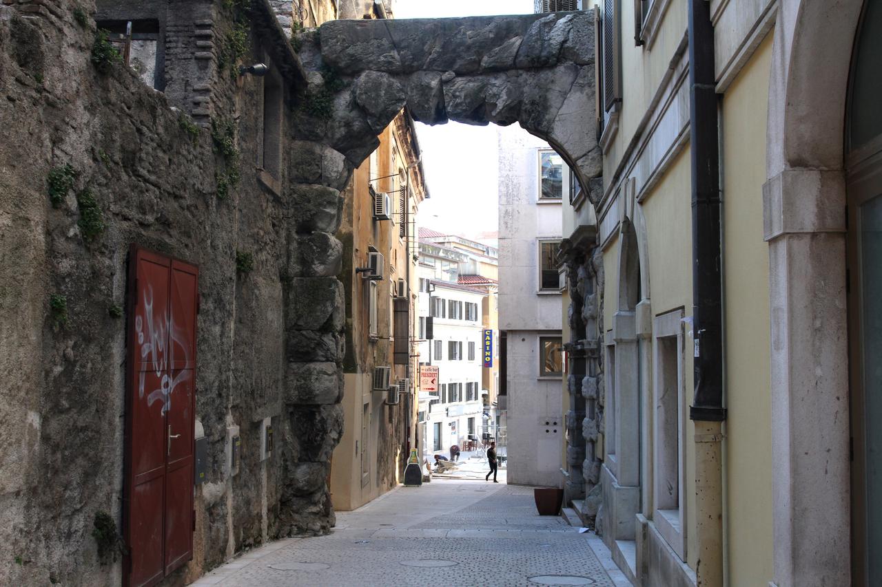 Rijeka: Nepoznati po?initelji razbili rasvjetna tijela na ulazu u Arheološki park