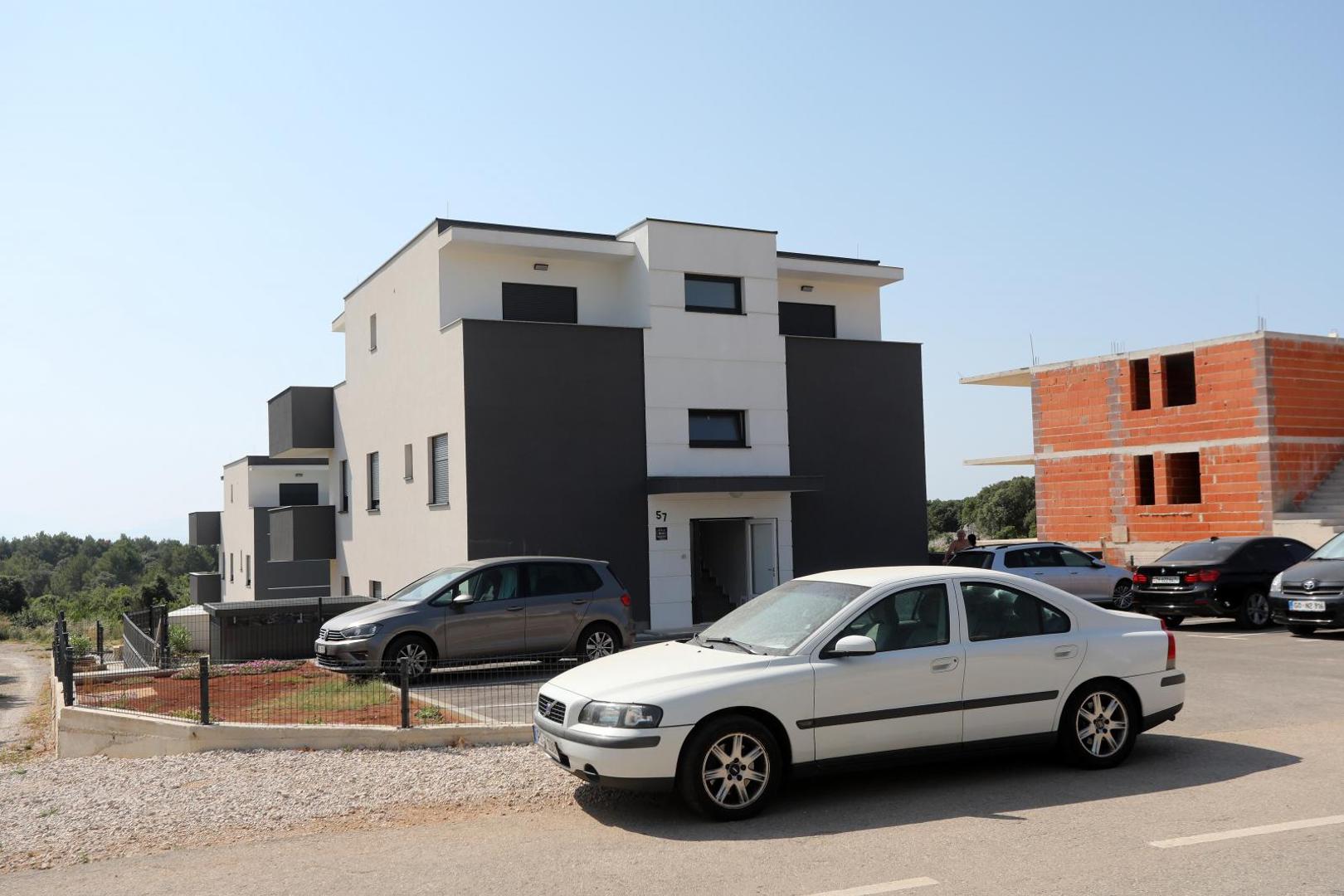 28.07.2021., Krk - Zgrada u ulici Mali Kartec u kojoj je suprug ubio suprugu. Stan u suterenu, ploicijska traka na vrartima i bijeli Volvo kojem je udubljen krov po kojem je lupao suprug ubojica.Photo: Goran Kovacic/PIXSELL