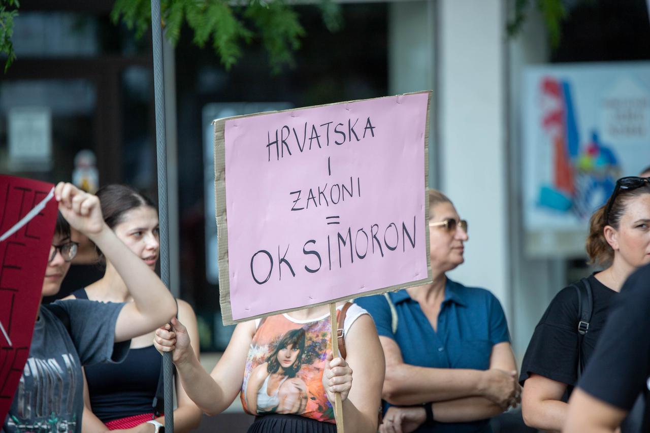 Osijek: Ženske organizacije i inicijative organizirale akciju "Sigurnost žena je odgovornost države"