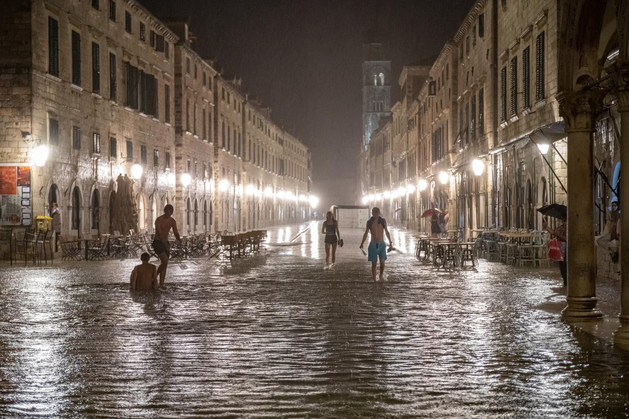 Stradun u Dubrovniku nakon obilne kiše postao kupalište