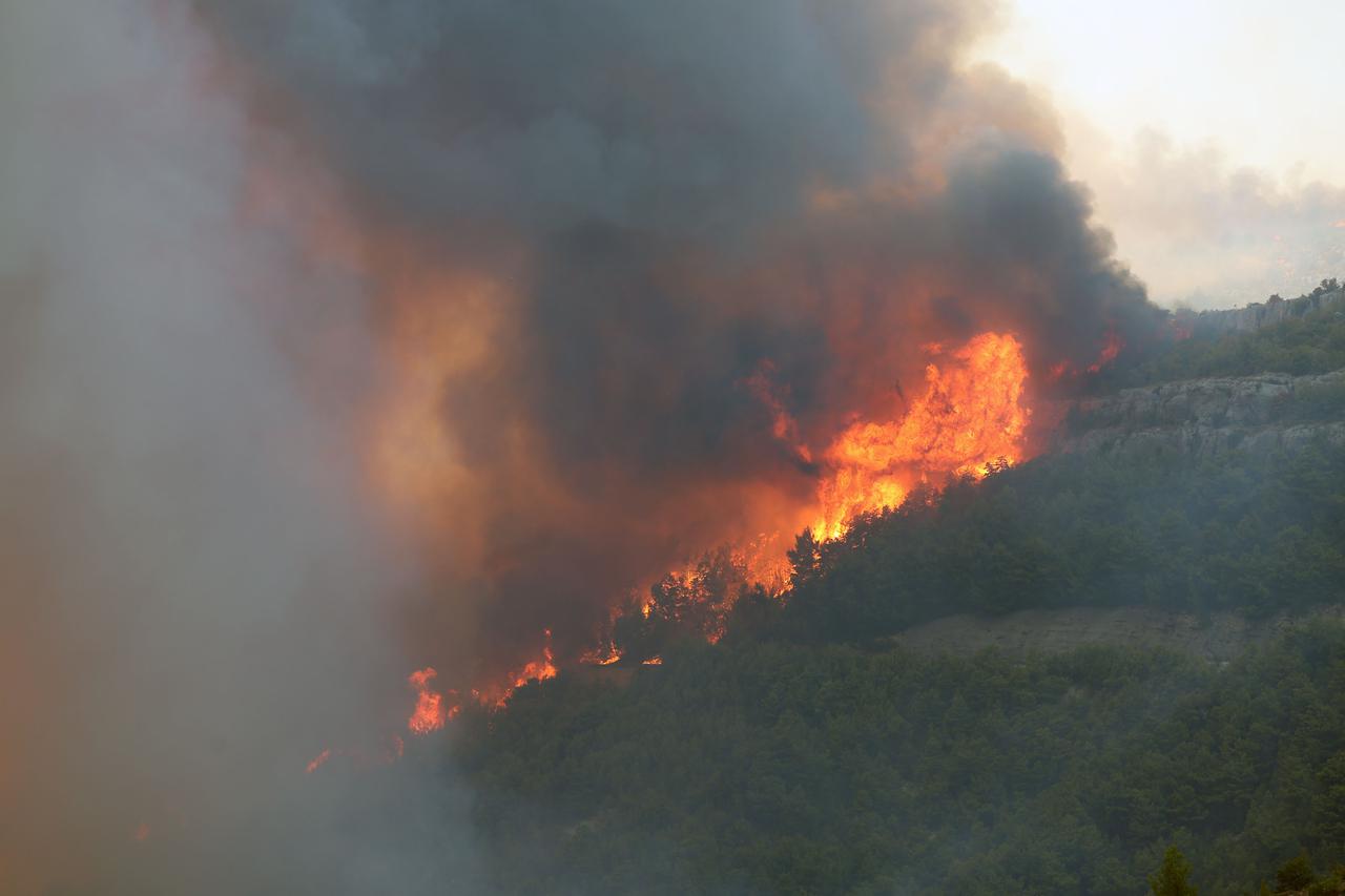 Jak vjetar otežava gašenje požara kod Kistanja