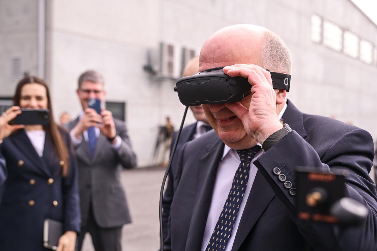 Velika Gorica: Ministar Anušić s povjerenikom Europske komisije za obranu i svemir Andriusom Kubiliusom obišao izložbu  vojne opreme