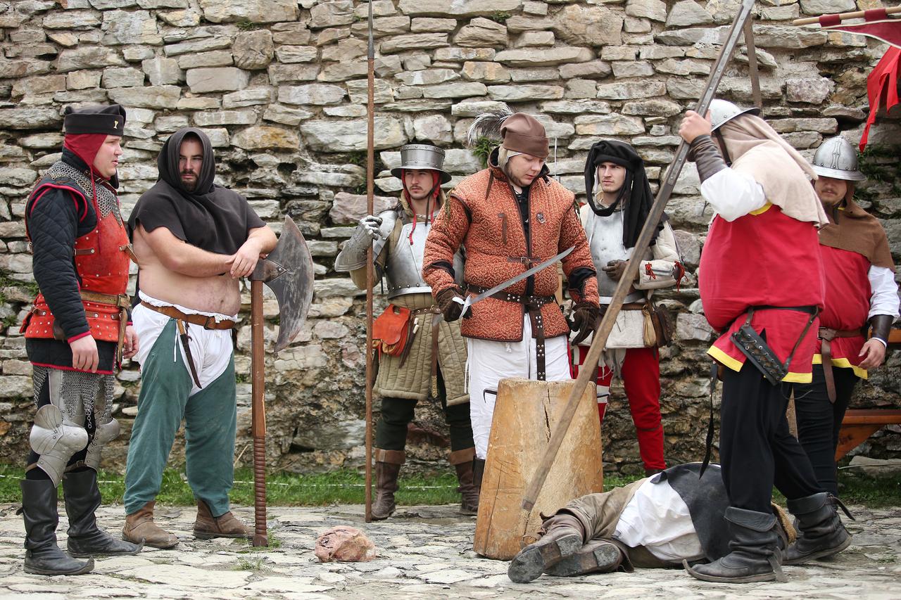 18.10.2015., Medvedgrad - 10. srednjovjekovni dani na Medvednici u organizaciji Parka prirode Medvednica. Manifestacijom se ozivljavaju obicaji i duh Srednjeg vijeka. Posjetitelji su uzivali u viteskim turnirima, crnoj kraljici, strelicarskim radionicama,