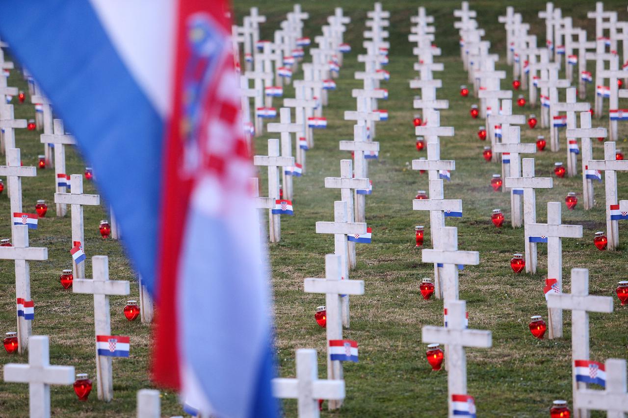 Vukovar: Upaljene svijeće na Memorijalnom groblju žrtava Domovinskog rata