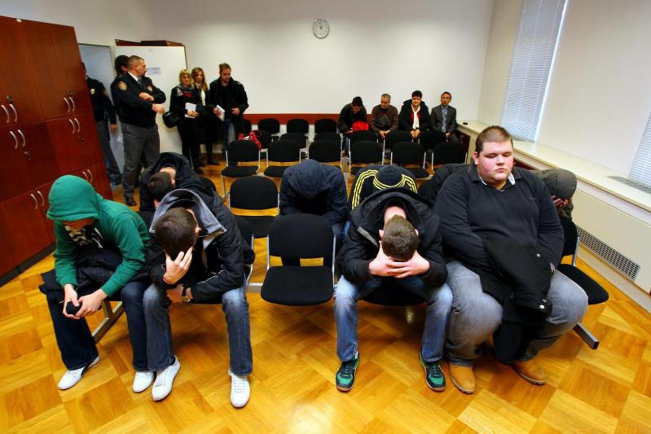 BBB, Općinski sud, navijači (1)