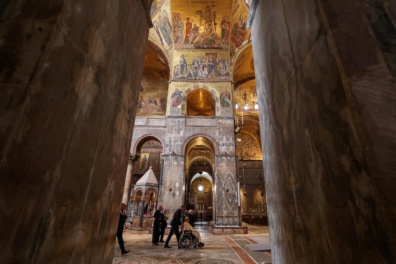 Pope Francis visits the St Mark's Basilica in Venice, Italy, April 28, 2024. REUTERS/Yara Nardi     TPX IMAGES OF THE DAY Photo: YARA NARDI/REUTERS
