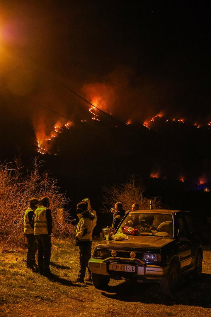05.02.2025., Susnjevica- Danas oko 15 sati izbio je požar podno Učke, na području Kožljaka, točnije Jasenovika. Gori trava i nisko raslinje, a tamošnje kuće nisu ugrožene. Na terenu je 50 vatrogasaca s 15 vozila.  Photo: Srecko Niketic/PIXSELL