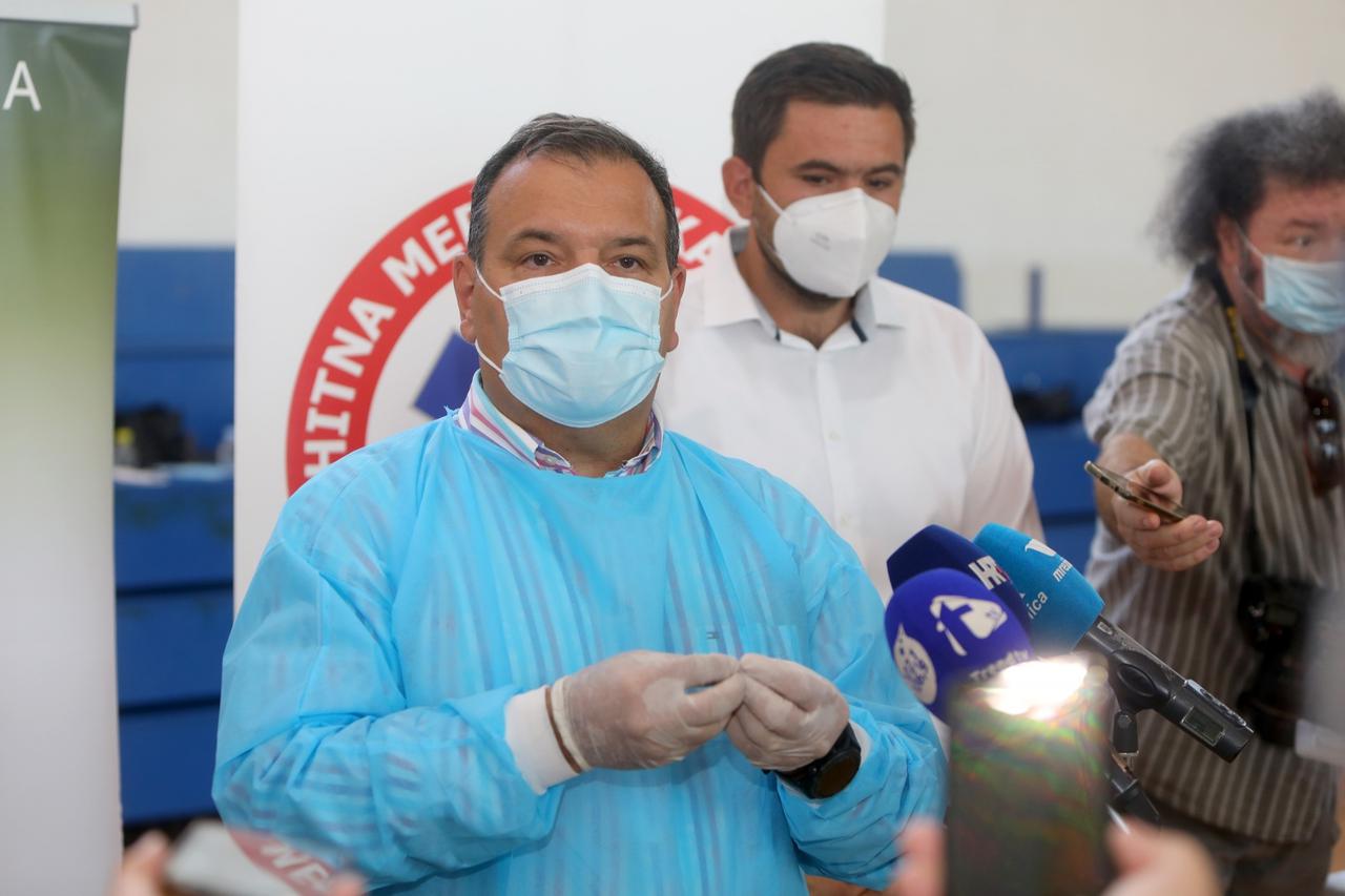 Karlovac: Ministar Beroš cijepio građane protiv koronavirusa i dao izjavu za medije