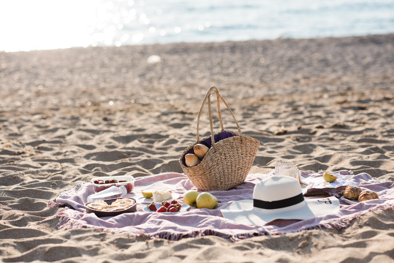 Nakon sati provedenih u morskoj vodi i na vrućem suncu, naše tijelo traži energiju, i to onu pravu. Plivanje, sunčanje i boravak na plaži mogu itekako iscrpiti, pa nije ni čudo da većina poželi nešto ukusno čim legne na ručnik. Iako su kiosci i kafići na plaži primamljivi, najbolji način da uštedimo novac i pojedemo nešto zdravo jest da užinu pripremimo sami. Hrana koju ponesemo od kuće može biti ukusnija, hranjivija i znatno jeftinija, a pritom točno znamo što jedemo.