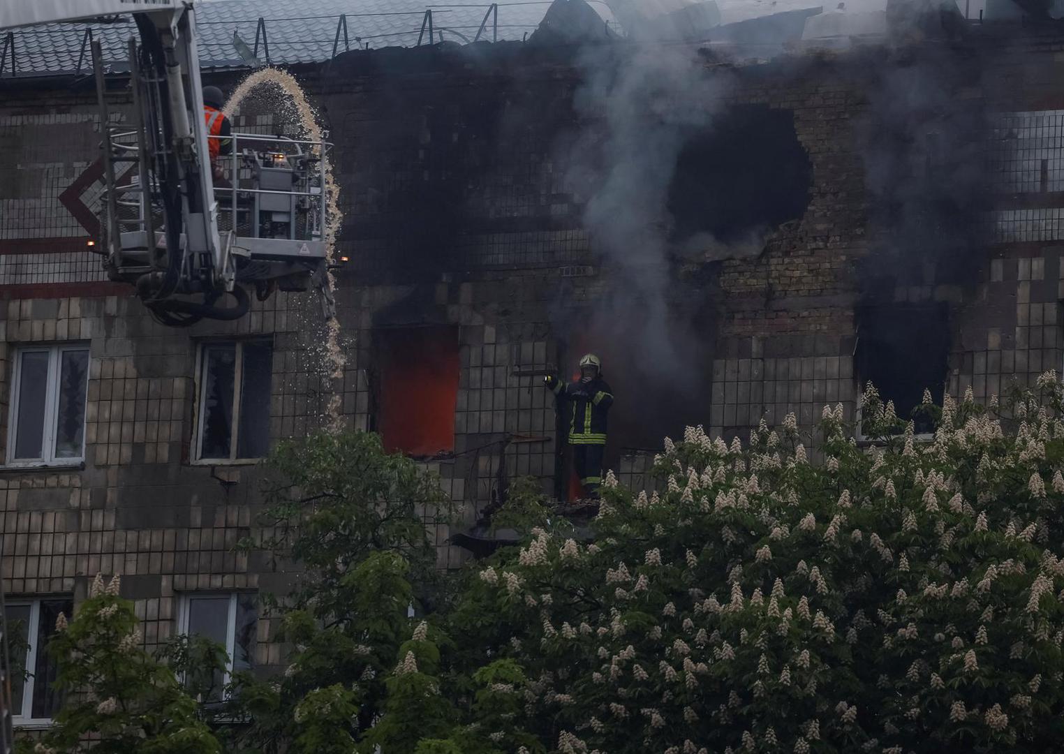 Firefighters work at the site an apartment building hit by a Russian drone strike, amid Russia's attack on Ukraine, in Kyiv, Ukraine May 7, 2025. REUTERS/Gleb Garanich Photo: GLEB GARANICH/REUTERS