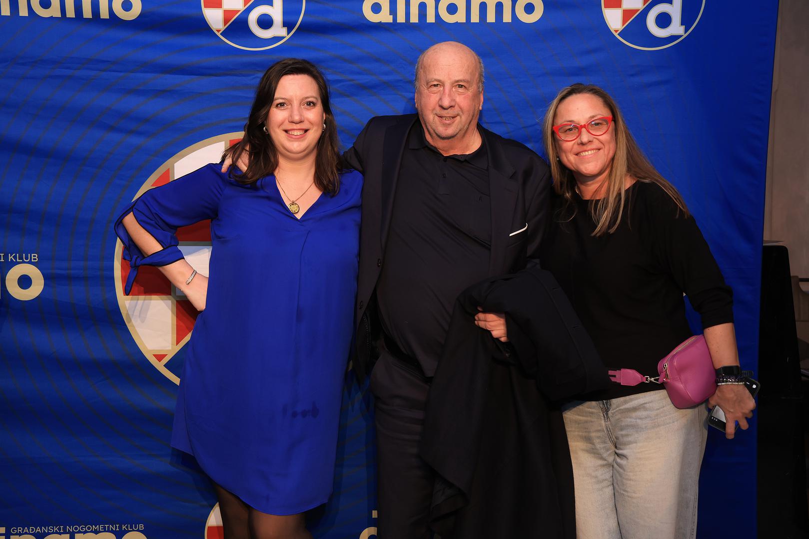 “Predstava je sjajna, Tarik je odličan, zaslužio je medalju za ovu izvedbu. Uložio je veliku energiju za ovu predstavu, jer on sat i pol vremena jedini priča na pozornici. Neviđeno je kako je skinuo Ćiru kroz njegovo ponašanje, fore i štoseve. Uživao sam u predstavi. Baš sam se jako nasmijao, iako sam sve to čuo već par puta. Svakako ću ponovno doći na predstavu”, rekao je počasni predsjednik Kluba, Velimir Zajec