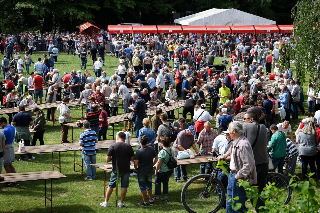 Brojni građani u Maksimiru obilježavaju praznik rada uz porciju graha