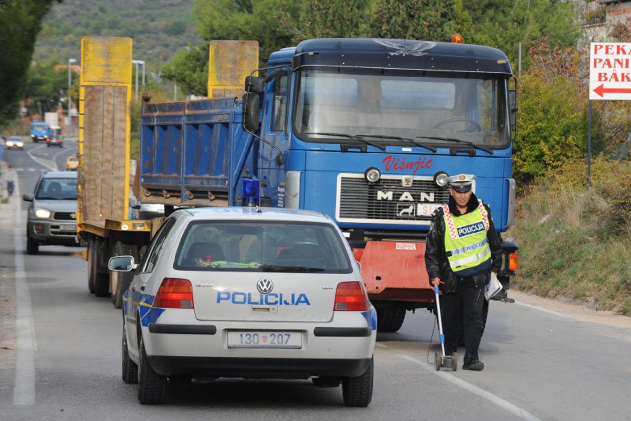 \'za crnu....291009....vodice tijekom jutra u vodicama doslo do prometne nesreca u kojoj je kamion udario pjesaka. okolnosti se jos utvrdjuju Photo: Hrvoje Jelavic/VLM\'