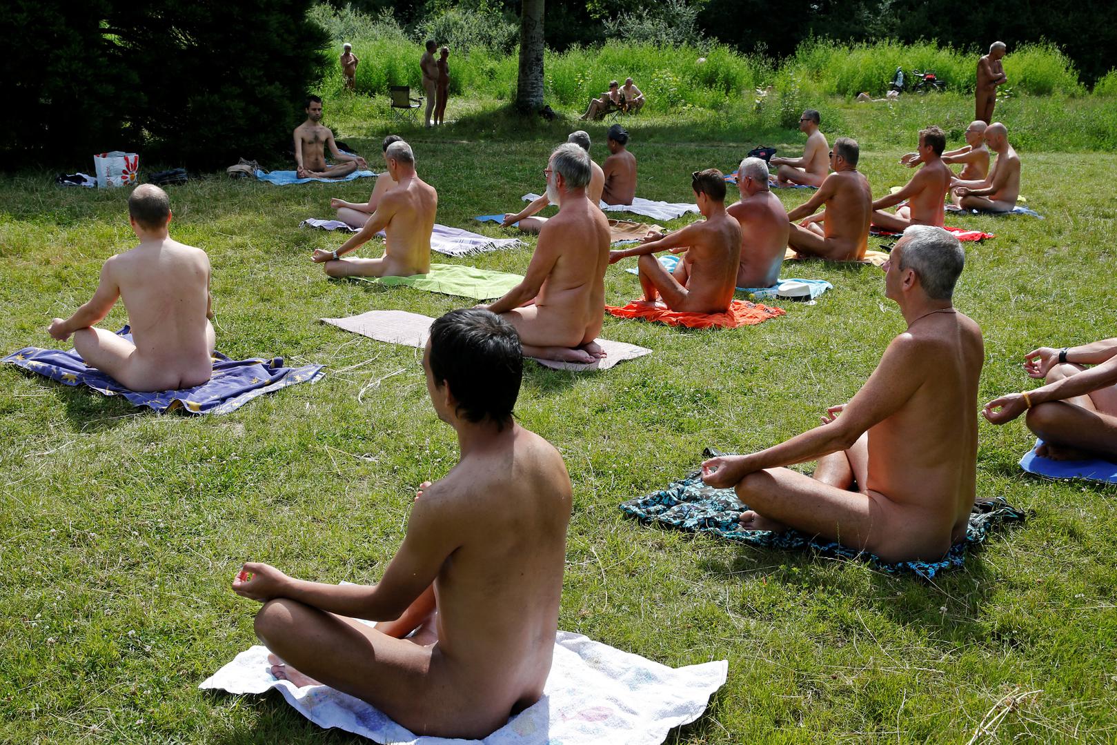 Organizatori nisu trebali stahovati hoće li se itko pojaviti na pikniku jer samo u Francuskoj ima 2.5 milijuna registriranih naturista.

