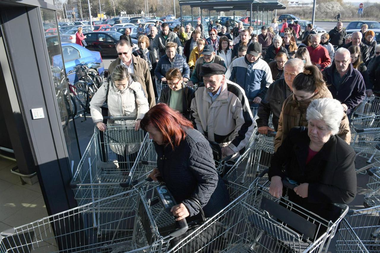 Bjelovar: Građani masovno pohrlili u trgovine