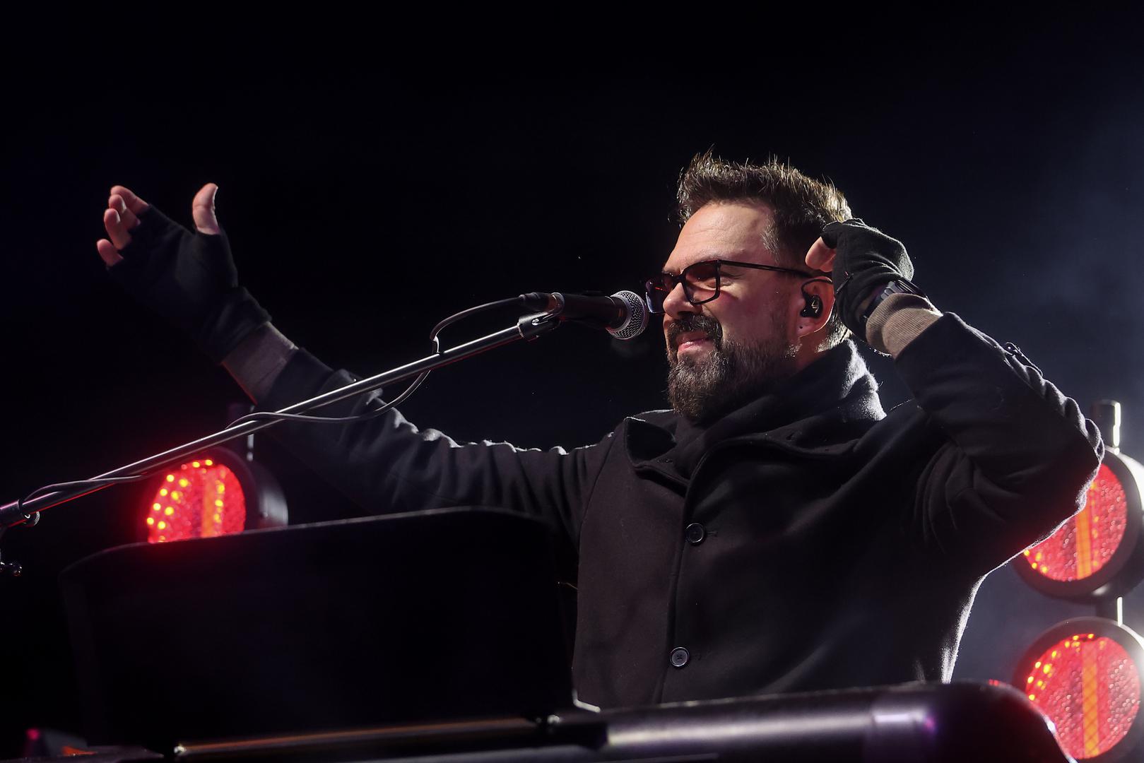 Kada je riječ o takvim naočalama, one se automatski prilagođavaju svjetlosnim uvjetima. Savršeno su prozirne unutra, s propusnošću svjetla do 95 posto, dok na otvorenom prostoru i za sunčanog dana mogu dosegnuti stupanj zatamnjenja i do 80 posto, ovisno o temperaturi zraka i količini izloženosti UV zrakama.