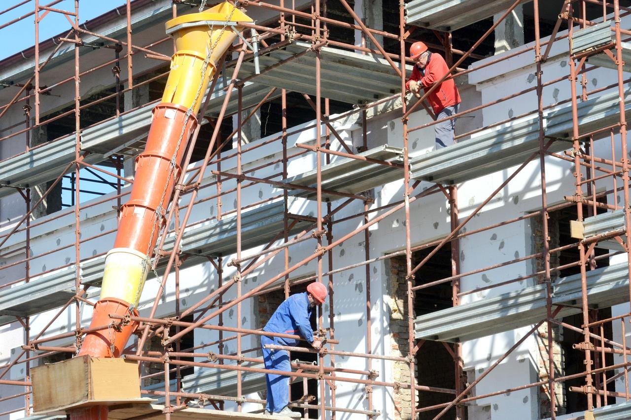 29.03.2016., Sisak - Radovi na rekonstrukciji zgrade u kojoj se nalaze Zupanijski i Opcinski sud u punom su jeku. Vrijednost radova koje financira Ministarstvo pravosudja je oko 2.4 milijuna kuna, a radnici tvrtke Zagrebgradnja trenutacno postavljaju ploc
