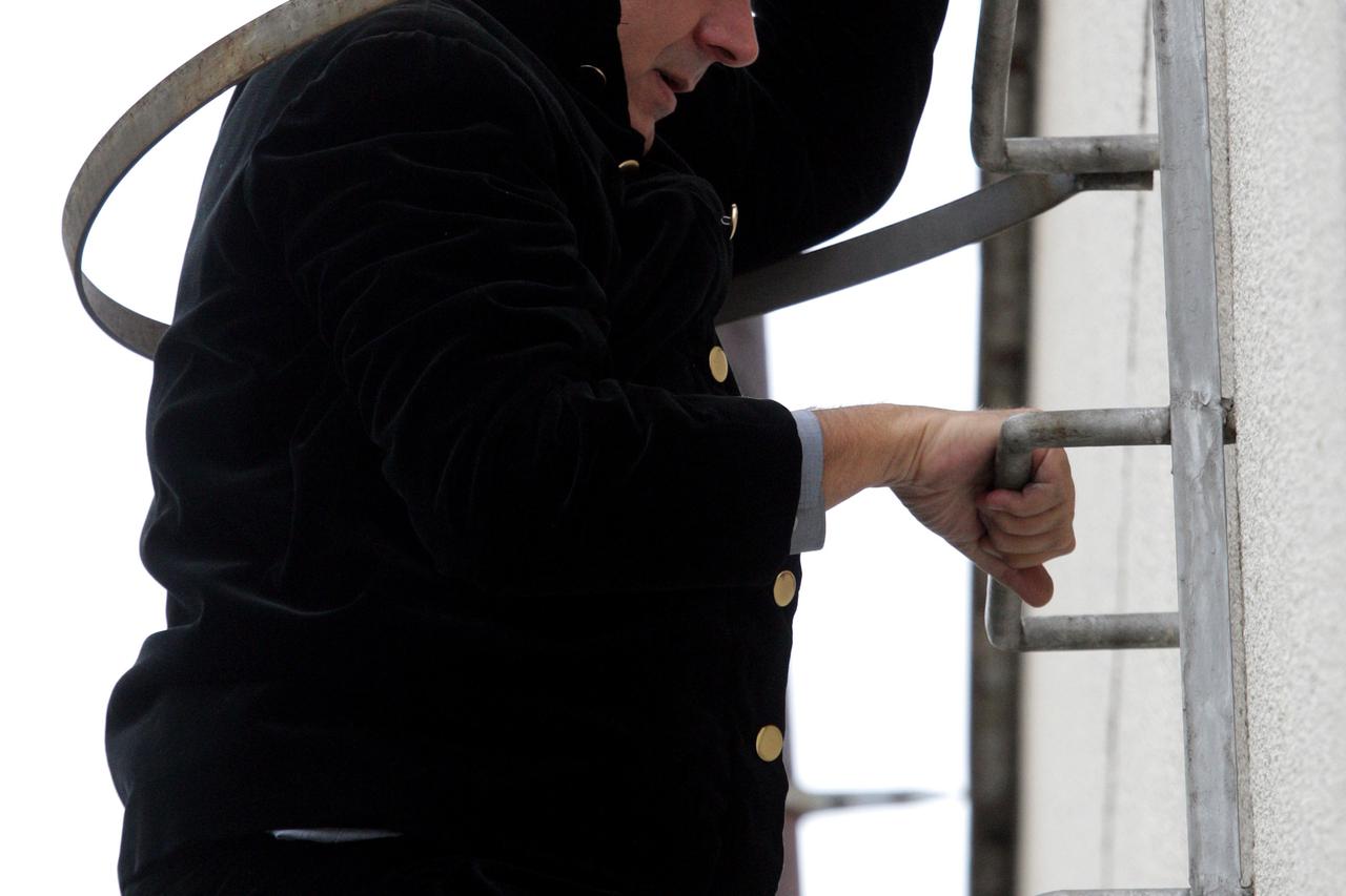 14.11.2008., Zagreb - Sto su politicari htjeli postati kada su bili djeca, Vladimir Sisljagic htio je biti dimnjacar. Roden je 31. ozujka 1957. u Osijeku. Zavrsio Medicinski fakultet u Sarajevu (Bosna i Hercegovina). (VSS doktor medicine; kirurg; traumato