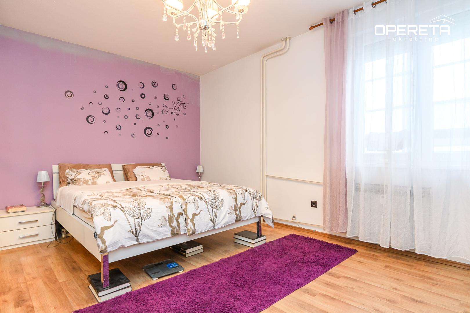 Svi važni sadržaji i javni prijevoz nalaze se na nekoliko minuta hoda. Moguća je zamjena za manji stan u kvartu.