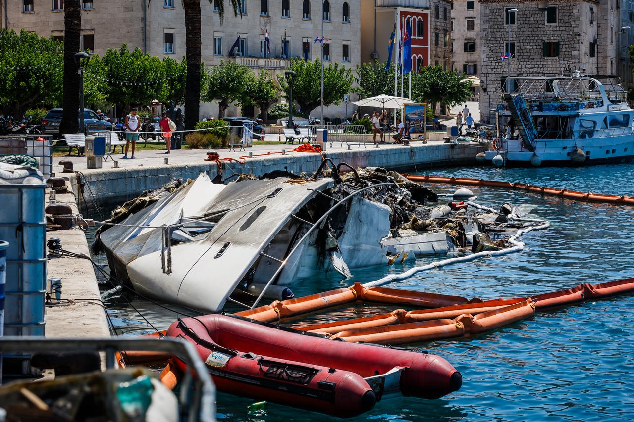 Makarska: Jahta koja je izgorila prije 10 dana i dalje je u moru