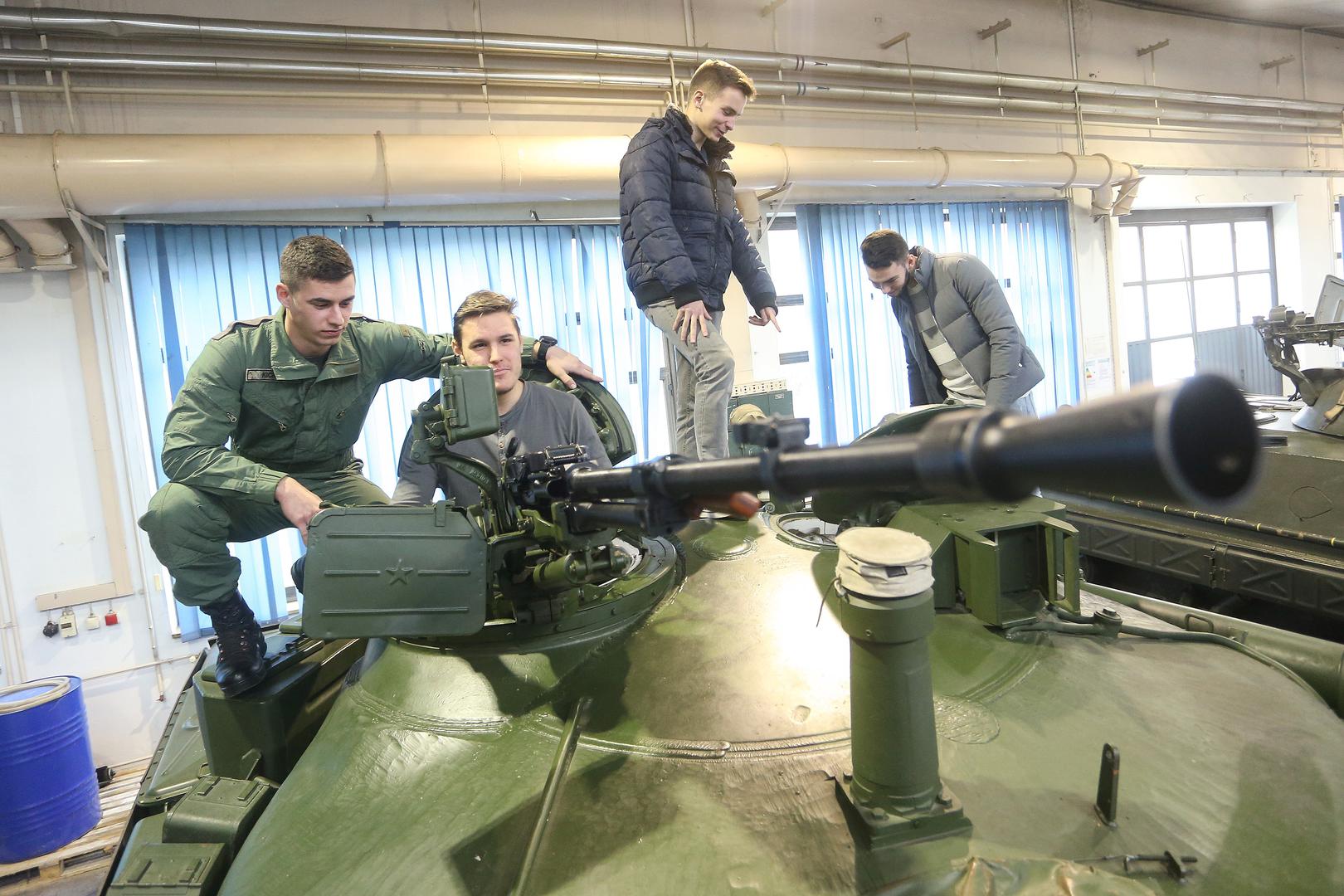 Zapovjednik voda i voditelj diplomskog studija u Kadetskoj bojni natporučnik Hrvoje Benić posjetiteljima je održao multimedijalnu prezentaciju o životu i radu kadeta na Hrvatskom vojnom učilištu "Dr. Franjo Tuđman“.