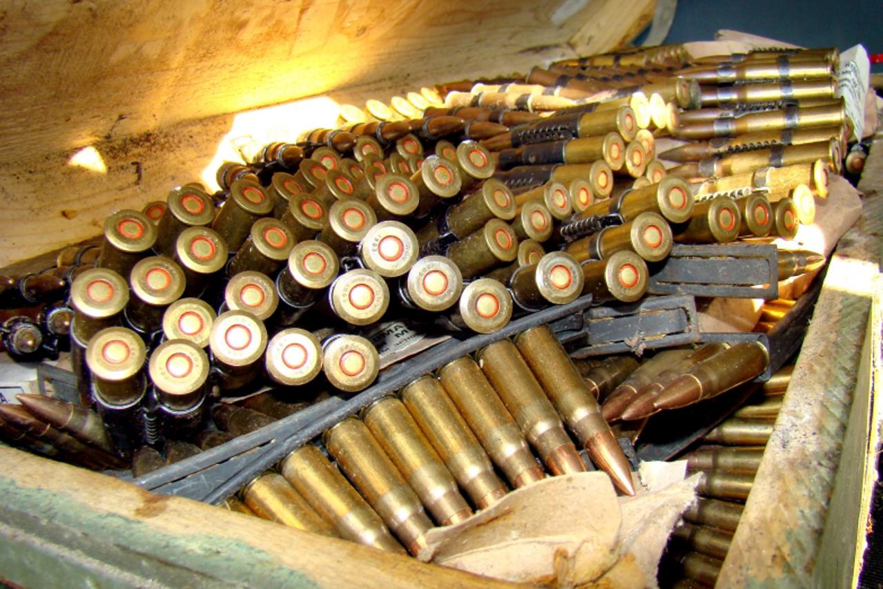 'podravina-170709-vocin - pronadjeno oruzje, mine, streljivo u skrivenom bunkeru na papuku snimio dragutin santosi'