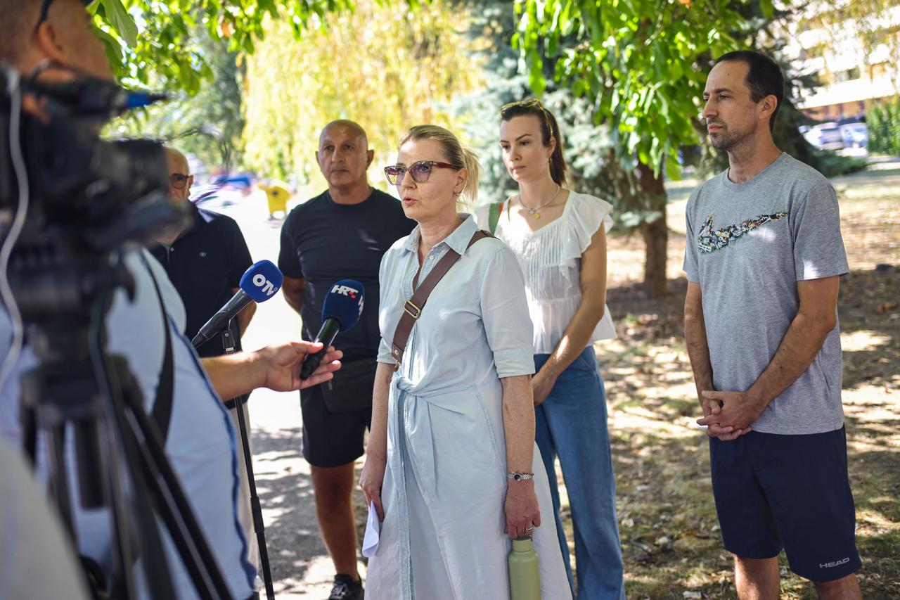 Zagreb: Predstavnici građanske inicijative stanara Borovja dali su izjavu za medije o izgradnji zgrada za priuštivo stanovanje u kvartu