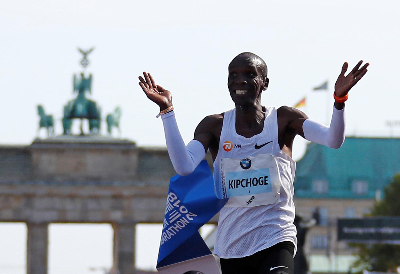 Kenijac Eliud Kipchoge (33), olimpijski pobjednik u maratonu, postavio je u nedjelju novi svjetski rekord u toj disciplini, pobijedivši na berlinskom maratonu s s vremenom 2:01:40.

