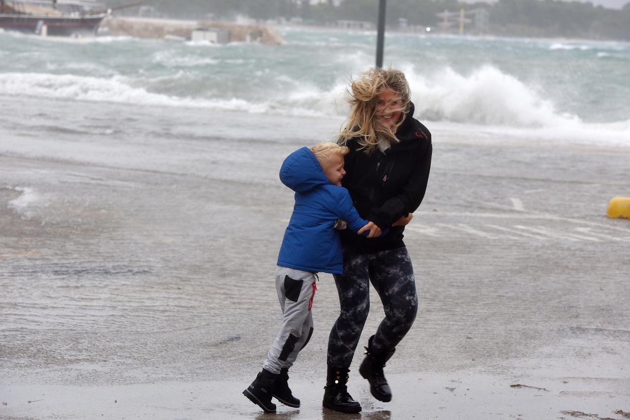 Jako jugo u Kaštelima stvaralo velike valove