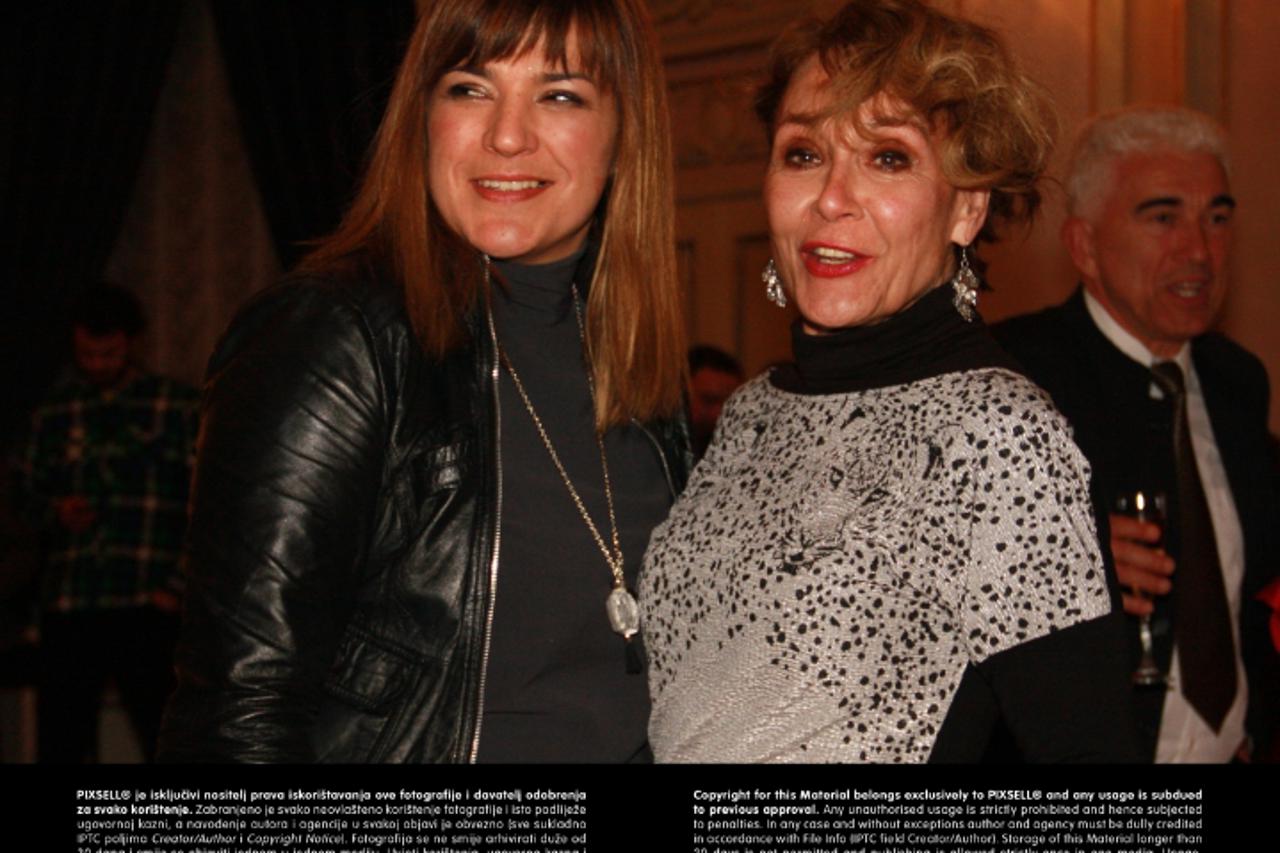 '31.01.2013., Split - Prva premijera u HNK-u ove sezone Amerikanska jahta u splitskoj luci. Domjenak nakon premijere. Zoja Odak i redateljica Dora Ruzdjak Podolski. Photo: Ivana Ivanovic/PIXSELL'