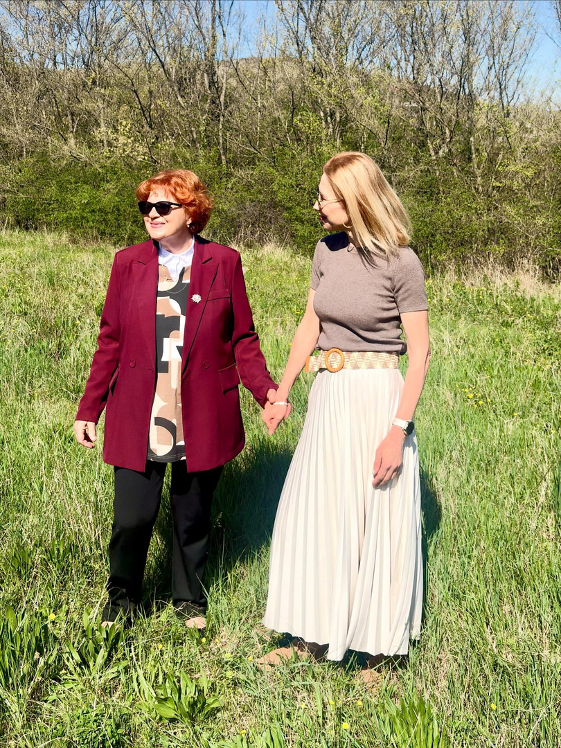 Fotografije svjedoče o njihovoj snažnoj povezanosti, bilježeći poglede pune ljubavi i jednostavne trenutke koji postaju trajne uspomene. 