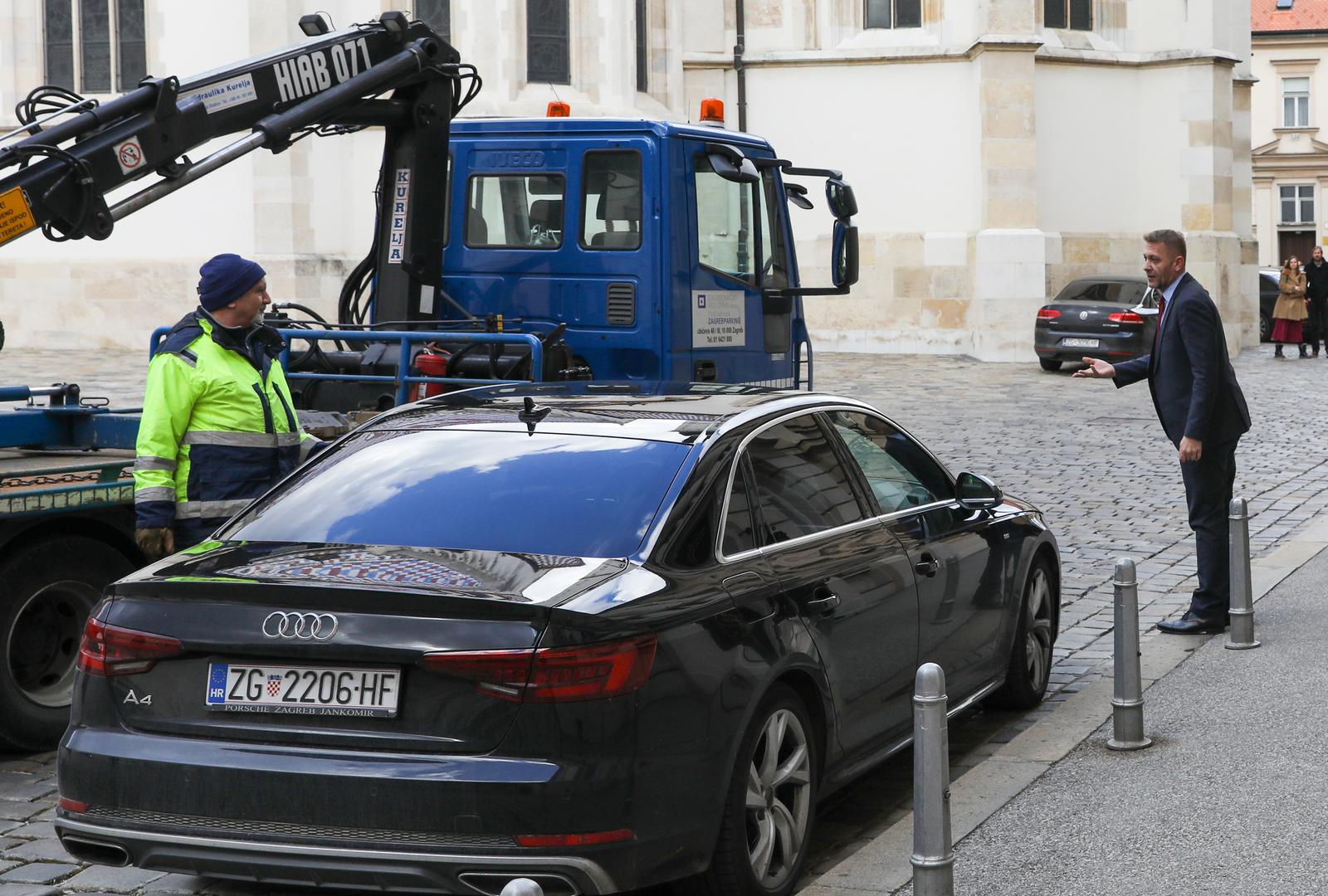 Beljak je na kraju sjeo u automobil i otišao.
