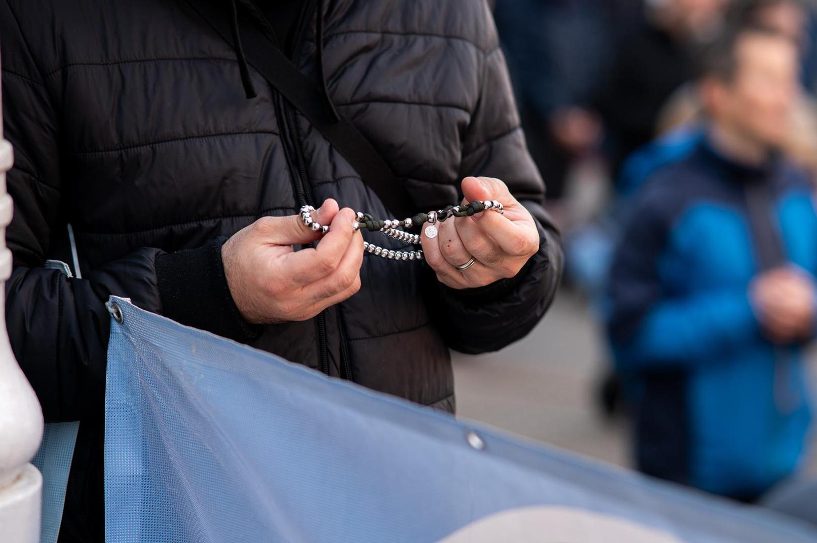 Na krunicu i klečanje na trgovima te nakane poput čednosti u odijevanju, protivljenju pobačaja i slično i ovaj mjesec reagiraju prosvjednici.