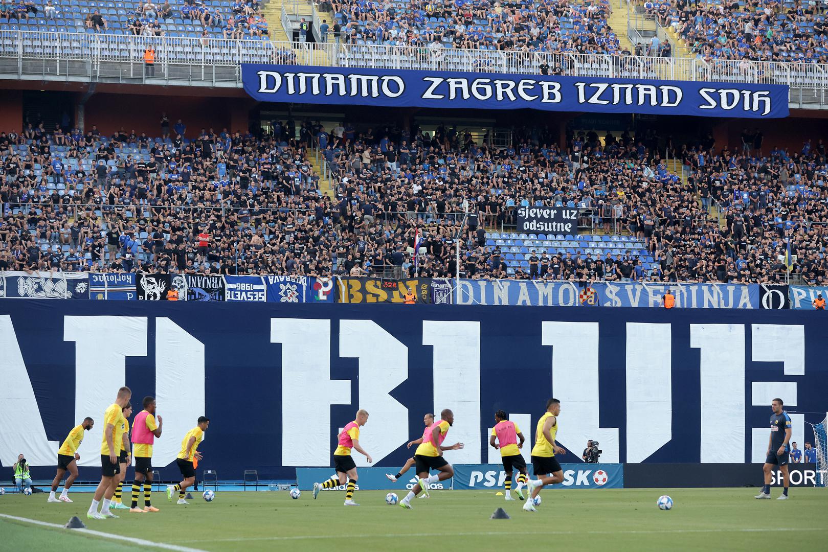 "Izdržite, braćo", stoji na jednom transparentu, dok na drugom piše "sjever uz odsutne".