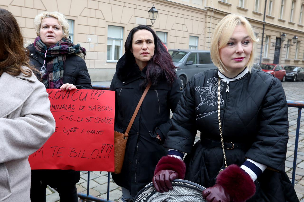 Zagreb: Prosvjed na Markovom trgu Udruge obitelji djece s teškoćama u razvoju "Sjena"