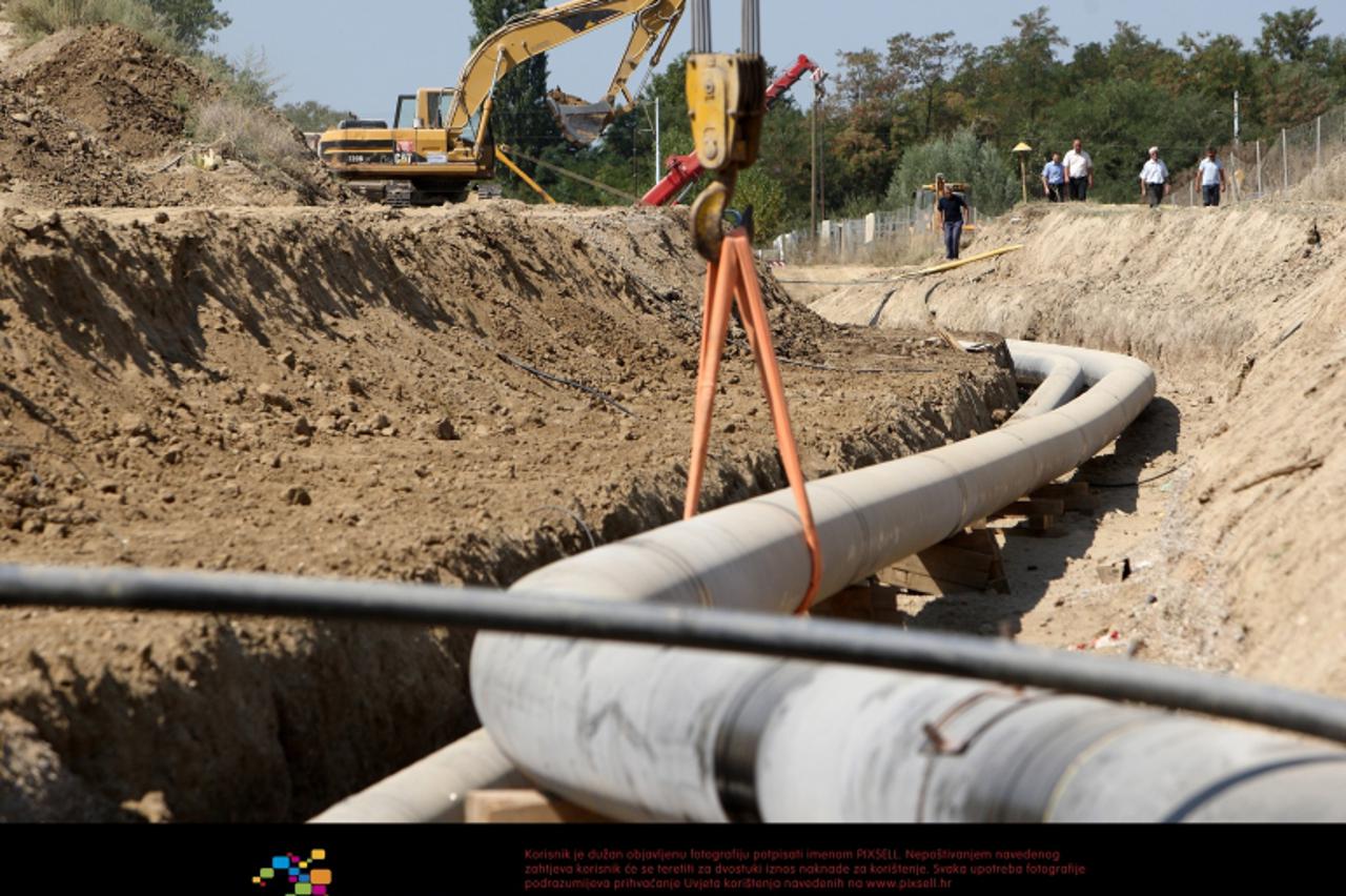 '31.08.2011., Zagreb - Radovi na prelaganju, odnosno zamjeni dijela Plinacrova 50 i 75 barskog plinovoda koji prolaze neposredno uz gradiliste buduceg zagrebackog poslovno-trgovackog kompleksa Superno