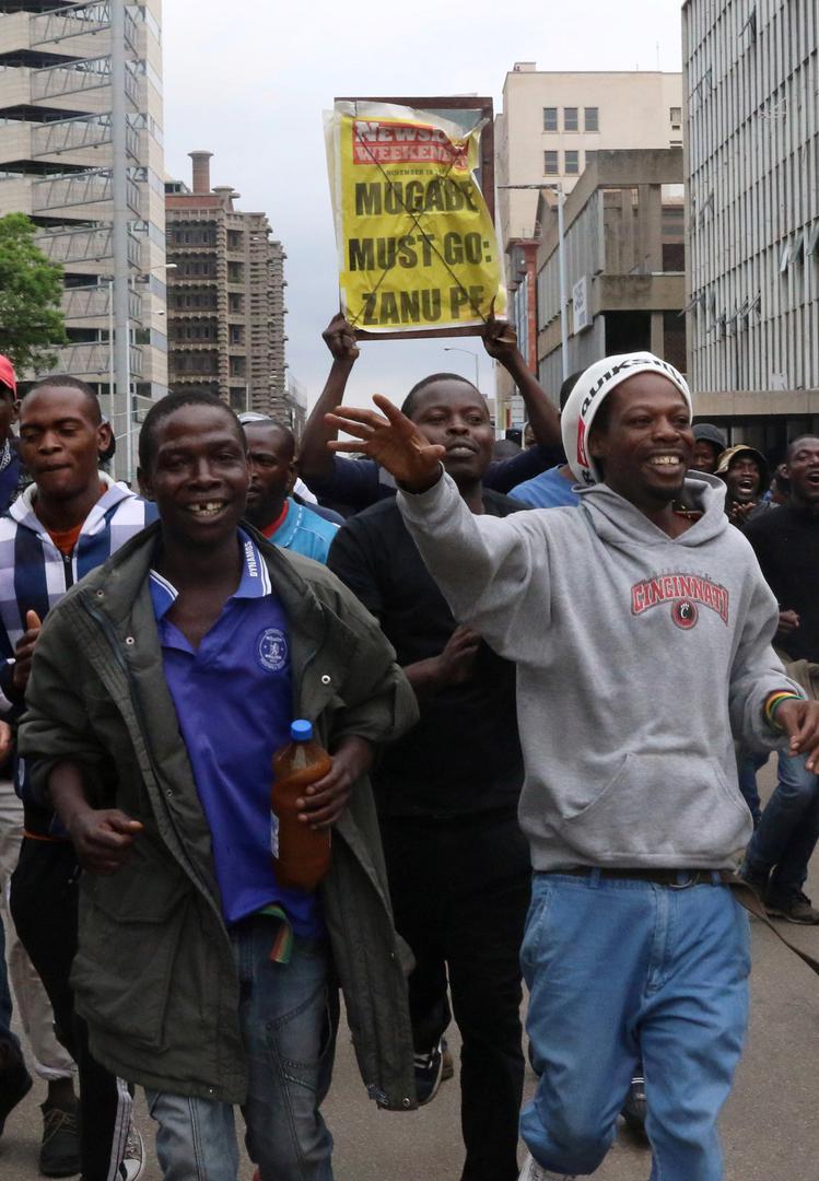 Na ulicama prijestolnice Zimbabveanci su se prepustili emocijama nakon dva desetljeća represije i sve većih ekonomskih poteškoća u zemlji.