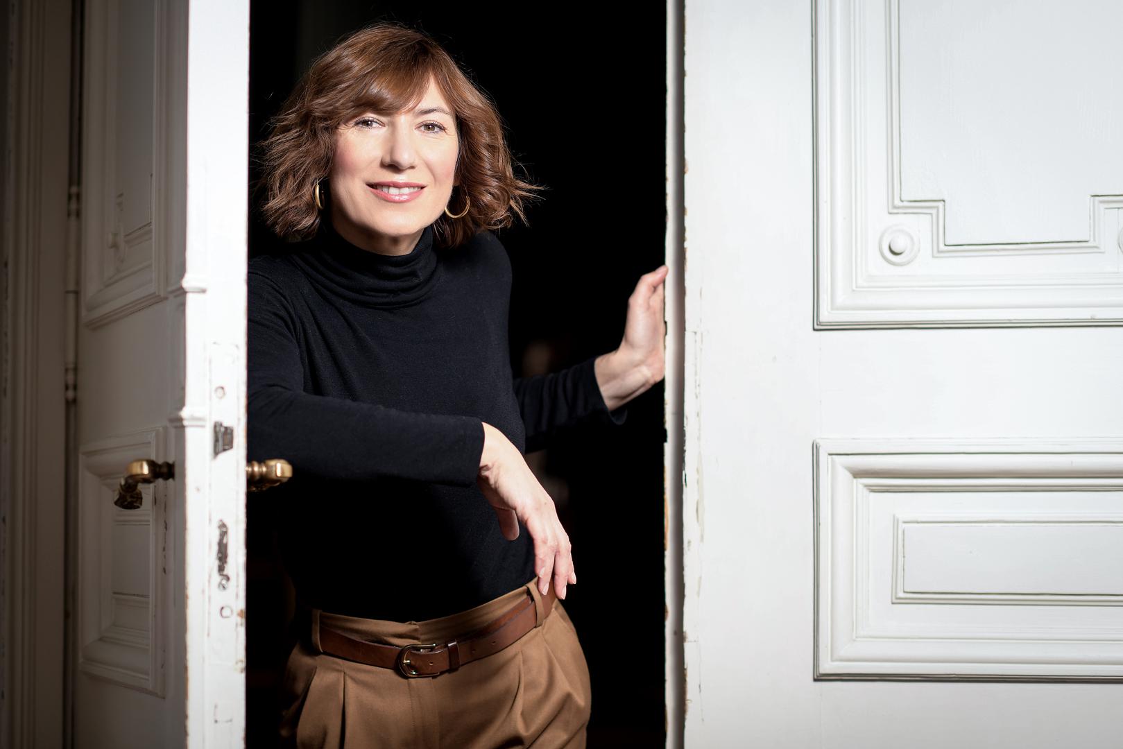 Poznata glumica Daria Lorenci Flatz, koju publika obožava u seriji 'Kumovi', prošle je godine donijela veliku životnu odluku. Sa suprugom Emilom Flatzom i trojicom sinova preselila se u novi, prostrani stan u Zagrebu, koji je uredila s puno stila i ljubavi.