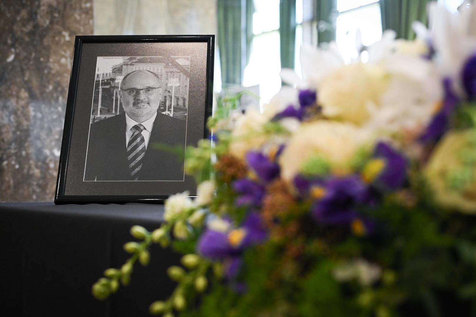 "Vlatko će znati”, rečenica kojom su ga mnogi opisivali sažima život i rad Vlatka Cvrtile, stručnjaka za međunarodne odnose i nacionalnu sigurnost te rektora VERN-a preminulog u 61. godini, od kojeg su se kolege i prijatelji oprostili u četvrtak u Lisinskom.
