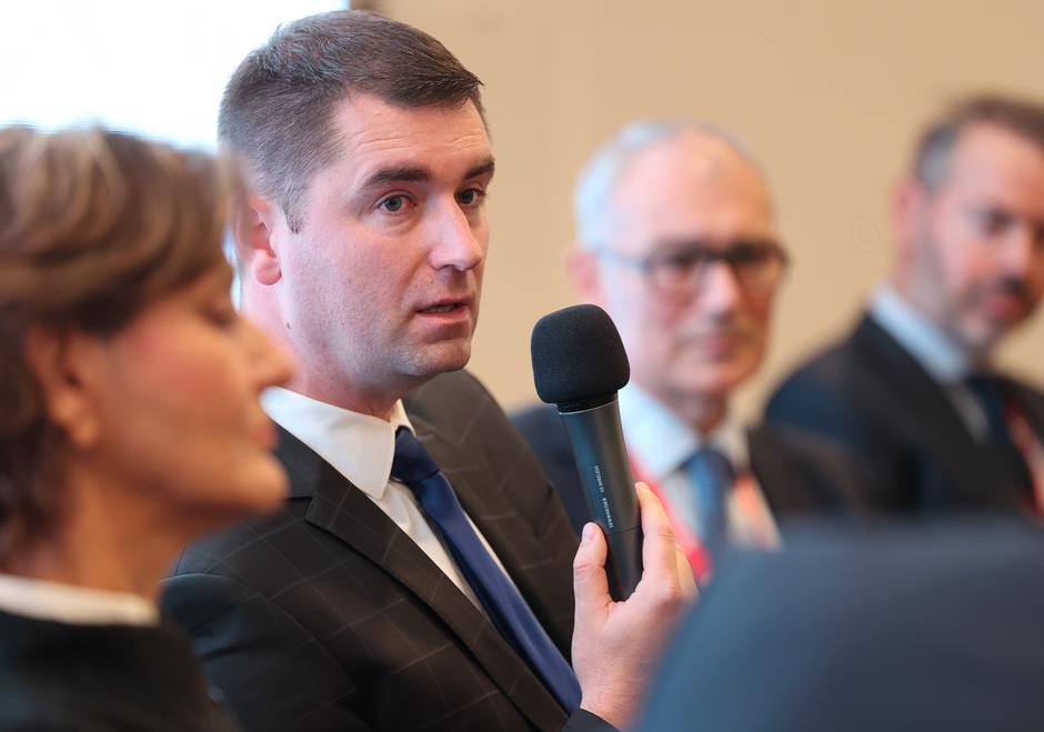 Koprivnica: Konferencija "Hrvatska kakvu trebamo", panel: "Pokretači gospodarstva u vrijeme krize"