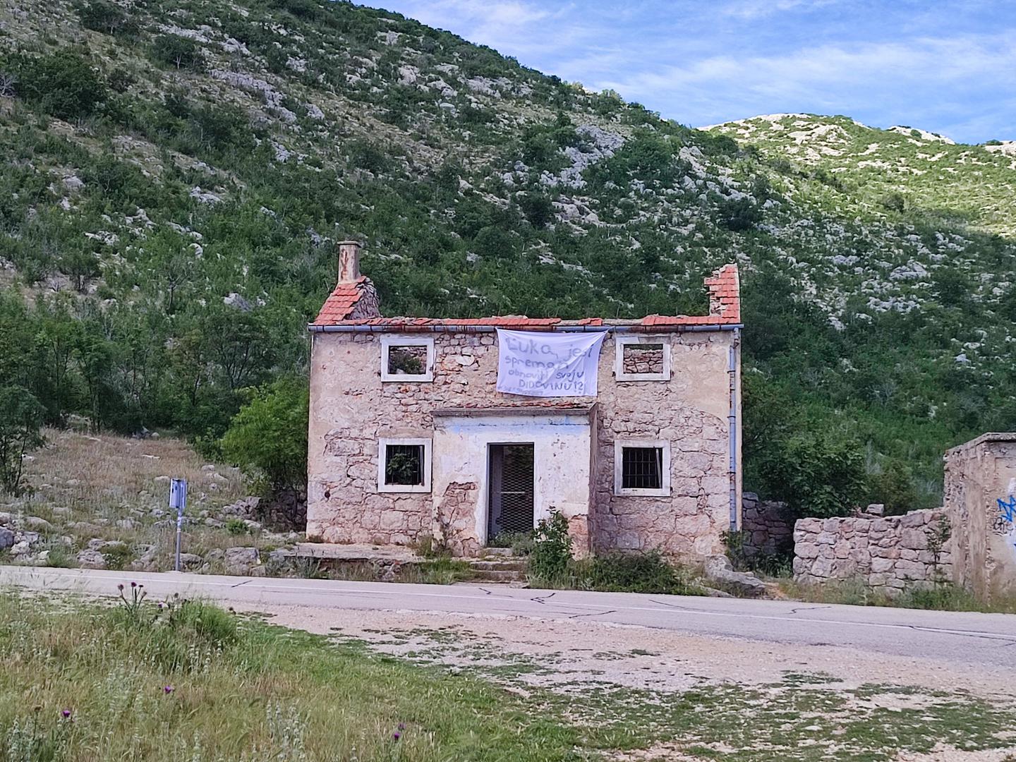 "Luka, jesi spreman obnoviti svoju didovinu", stoji na transparentu postavljenom na kuću, a dodan je i broj telefona. Autor se očito nadao da će dobiti posao renovacije, ali do toga ipak nije došlo.