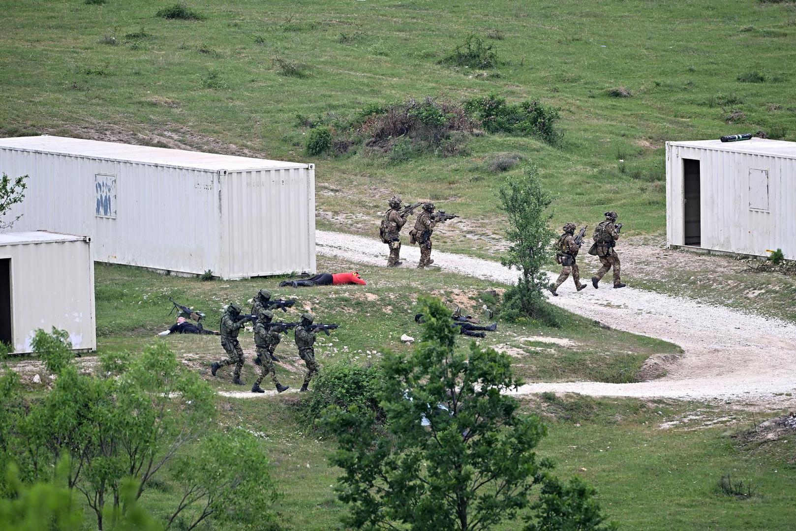 Zamjenik pomoćnika glavnog tajnika NATO-a Kevin Hamilton ocijenio je vježbu impresivnim prikazom suradnje Vojske Srbije i partnera iz NATO-a.