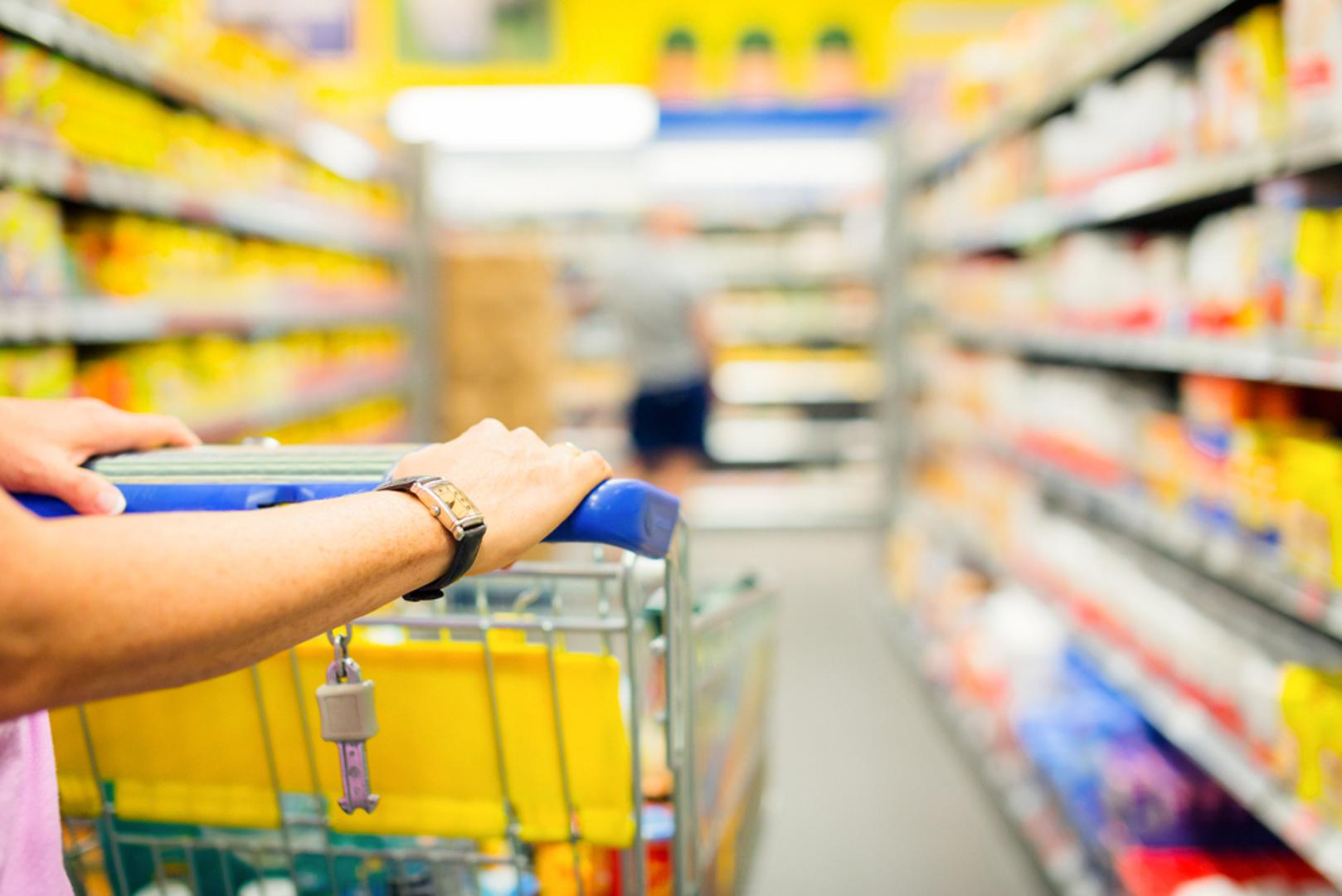 Zagrađivanje prolaza kolicima: Jedna od najiritantnijih stvari u trgovini je kada netko ostavi kolica poprijeko i praktički zatvori prolaz. Ono što vama djeluje kao sekunda nepažnje, drugima je ozbiljna prepreka dok pokušavaju proći s kolicima, košarom ili dječjim kolicima. Rješenje je jednostavno: držite se jedne strane prolaza i, kad morate stati, 'parkirajte' kolica tako da ostavite dovoljno mjesta drugima.